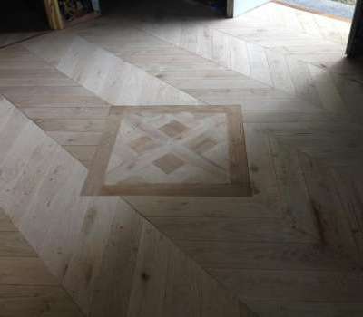 Posa e verniciatura parquet spinato in rovere